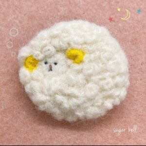 羊の羊毛フェルトのブローチ