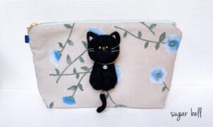 羊毛フェルトの黒猫のポーチ