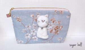 羊毛フェルトの白猫のポーチ