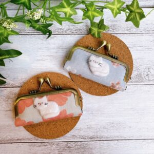 ハンドメイドの羊毛フェルトの白猫 がま口印鑑ケース