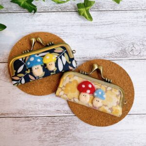 ハンドメイドの羊毛フェルトのきのこ がま口印鑑ケース