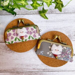 ハンドメイドの羊毛フェルトの白猫 がま口印鑑ケース